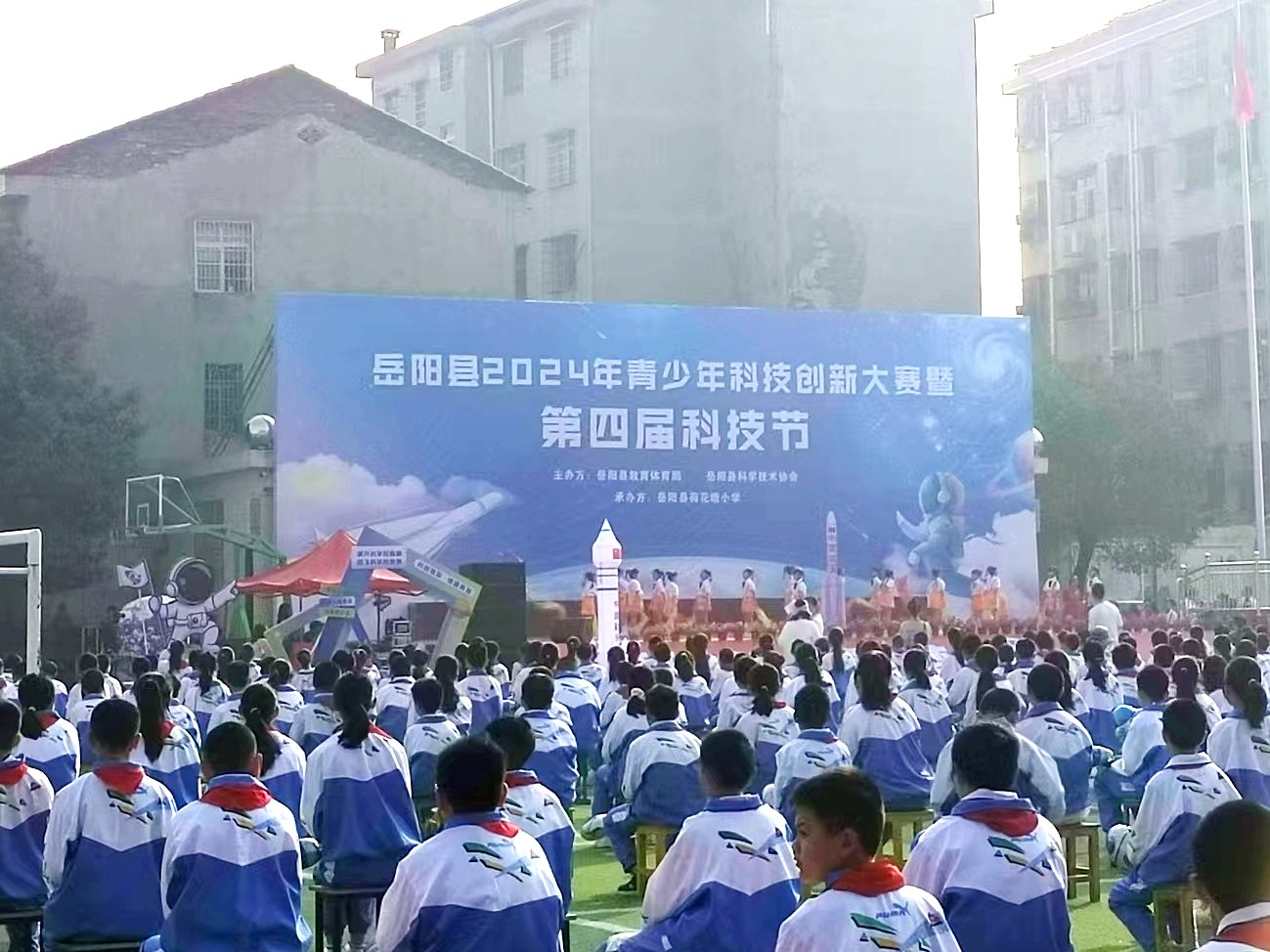 乐动官方网站宣传车亮相“岳阳县2024年青少年科技创新大赛暨第四届科技节”